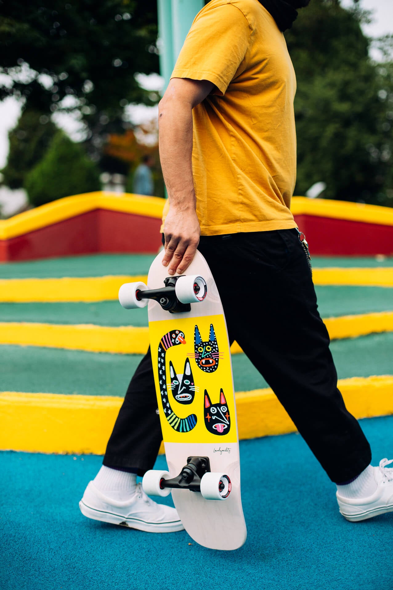 Landyachtz Dinghy 28" Complete, Blunt Wild Cats, White Wheels
