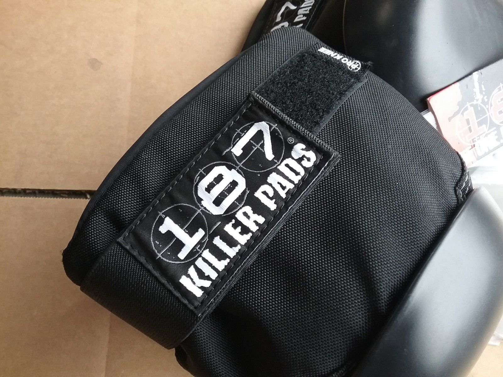 187 Killer Pads Pro Knee Medium Black with Classic Black Re-Cap Kit Skateboard