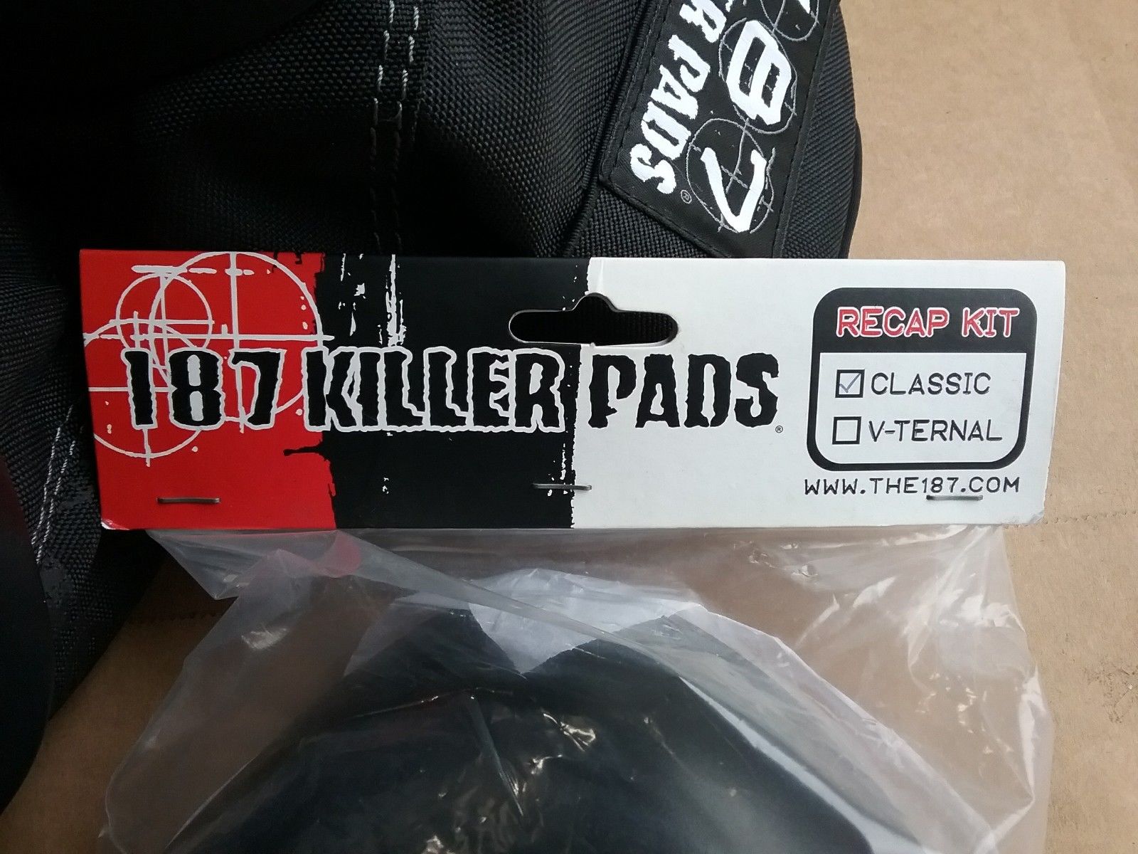 187 Killer Pads Pro Knee Medium Black with Classic Black Re-Cap Kit Skateboard