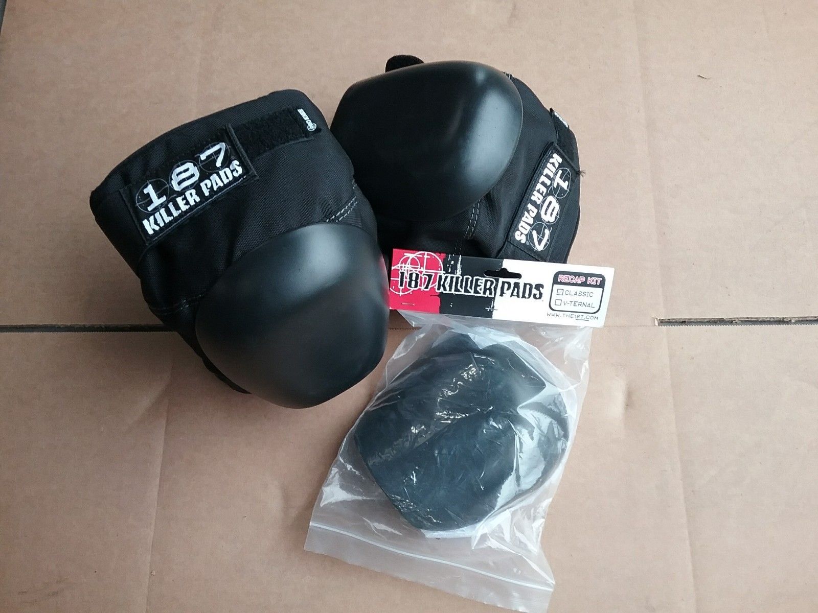 187 Killer Pads Pro Knee Medium Black with Classic Black Re-Cap Kit Skateboard